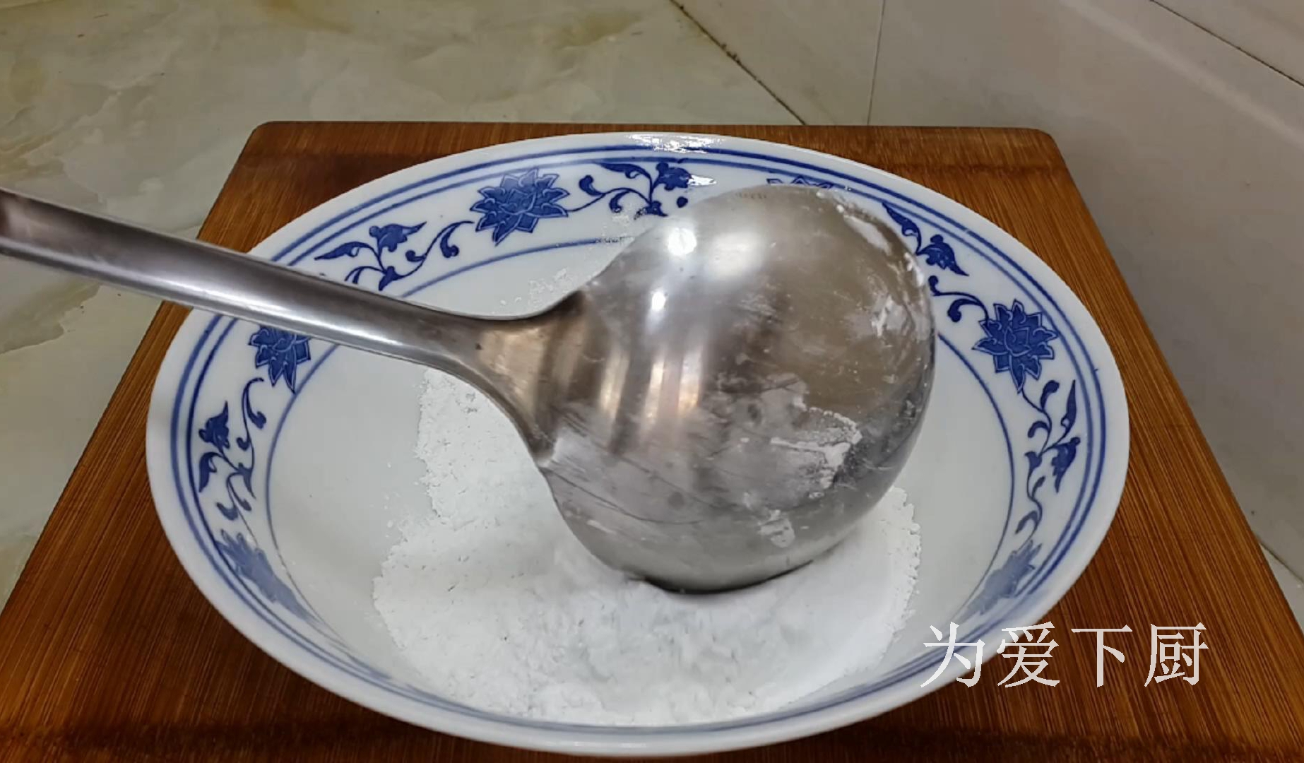 The glutinous rice flour is delicious. Add half a bowl of red beans. It is soft and sweet and more comfortable than cake.