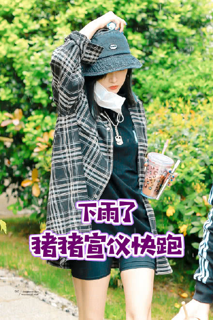 吴宣仪帽子引热议 无顶帽遇上下雨天 网友吐槽太可爱了