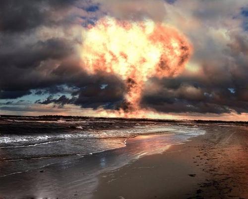 俄罗斯上空陨石被不明飞行物击穿事件，是真还是假？