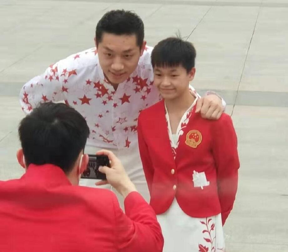 暖心！谢思埸全程保护全红婵：变身保镖+摄影师！网友：好贴心