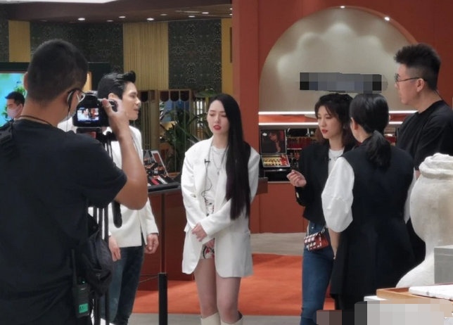 向佐郭碧婷被偶遇，郭碧婷发福好富态，网友：婆家养得太好了