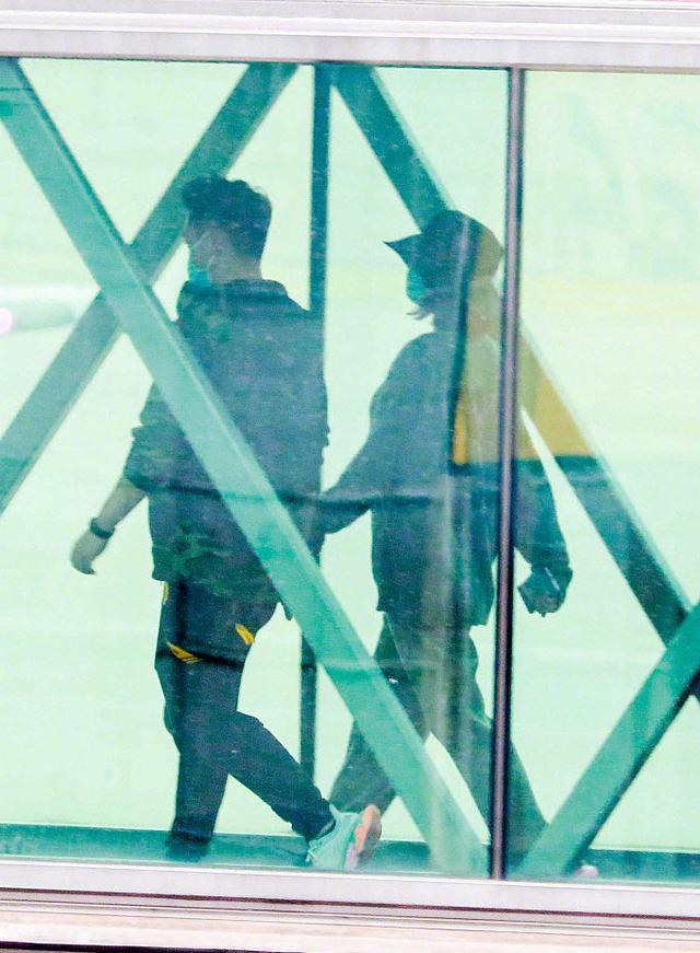 郑恺和苗苗同框现身机场，苗苗穿着宽松巧遮肚