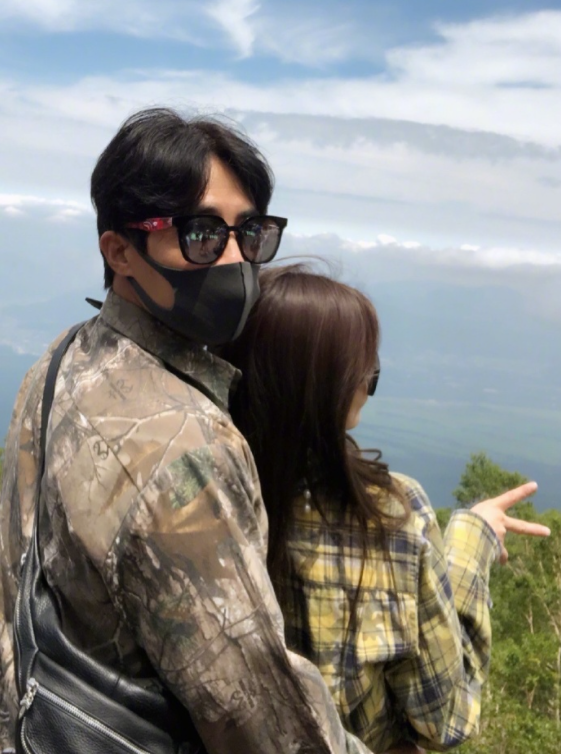 Du Chun wife facial exposure, element colour appearance is comely, eider down takes block not to live doubt of big abdomen apophysis is like have pregnant