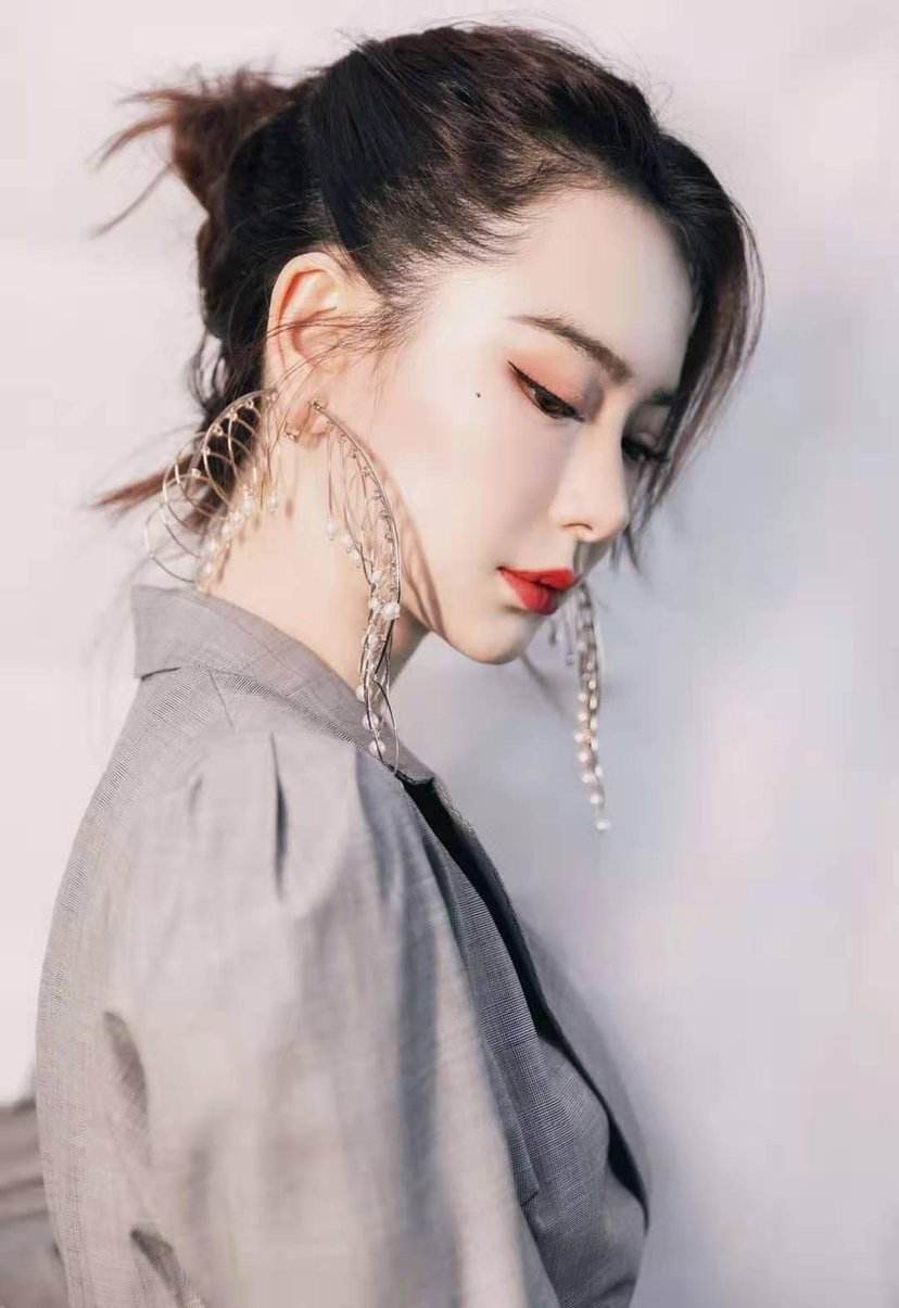 吉克隽逸到底多精致？全身涂满高光，居然不小心蹭脏戚薇裙子？