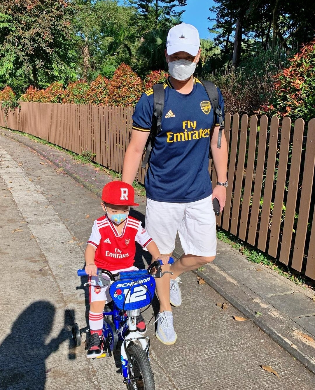 胡杏兒老公週末帶兒子放風，奕霆吃雪糕神態喜感，父子同框超有愛