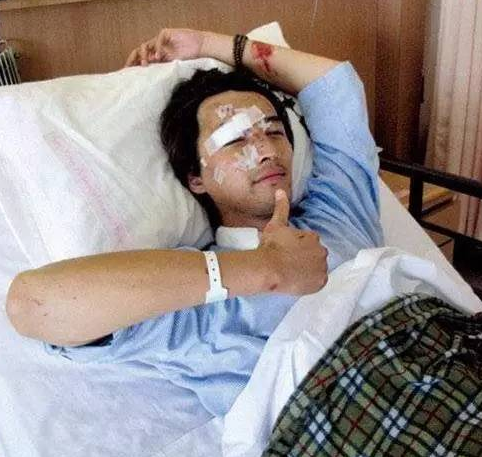 她是胡歌一生的痛，为救胡歌不幸离世，胡歌以她之名建30所学校
