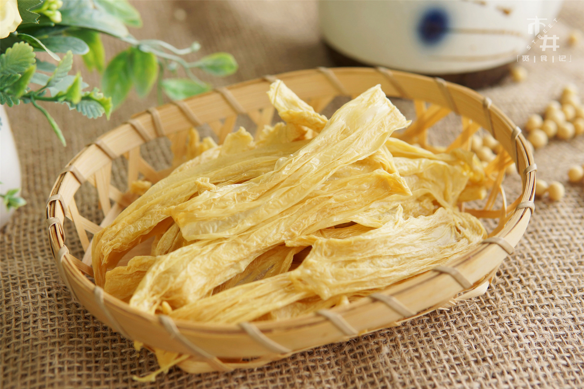 1斤黄豆，1口锅，在家自制腐竹，味道香又筋道，大人孩子放心吃