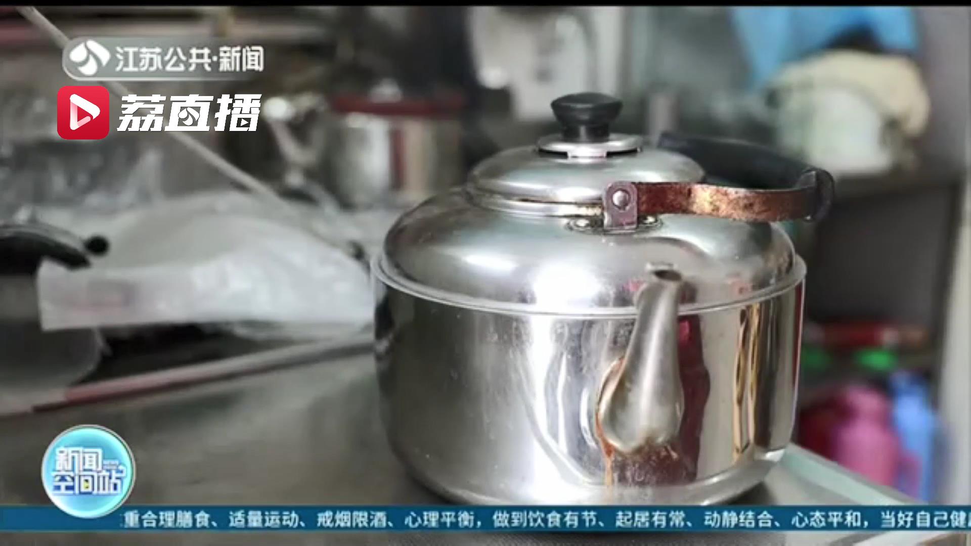 32年的免费爱心茶水摊：一家两代人和街坊邻里间的爱心接力