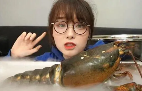 网红吃播，假到什么程度？辣酱是果汁，龙虾是