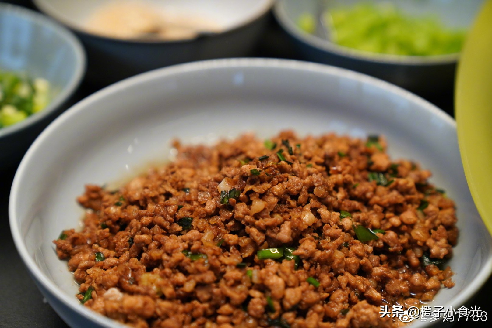 黄磊家的晚饭，吃凉面都这么“豪横”，网友：吃出满汉全席的感觉