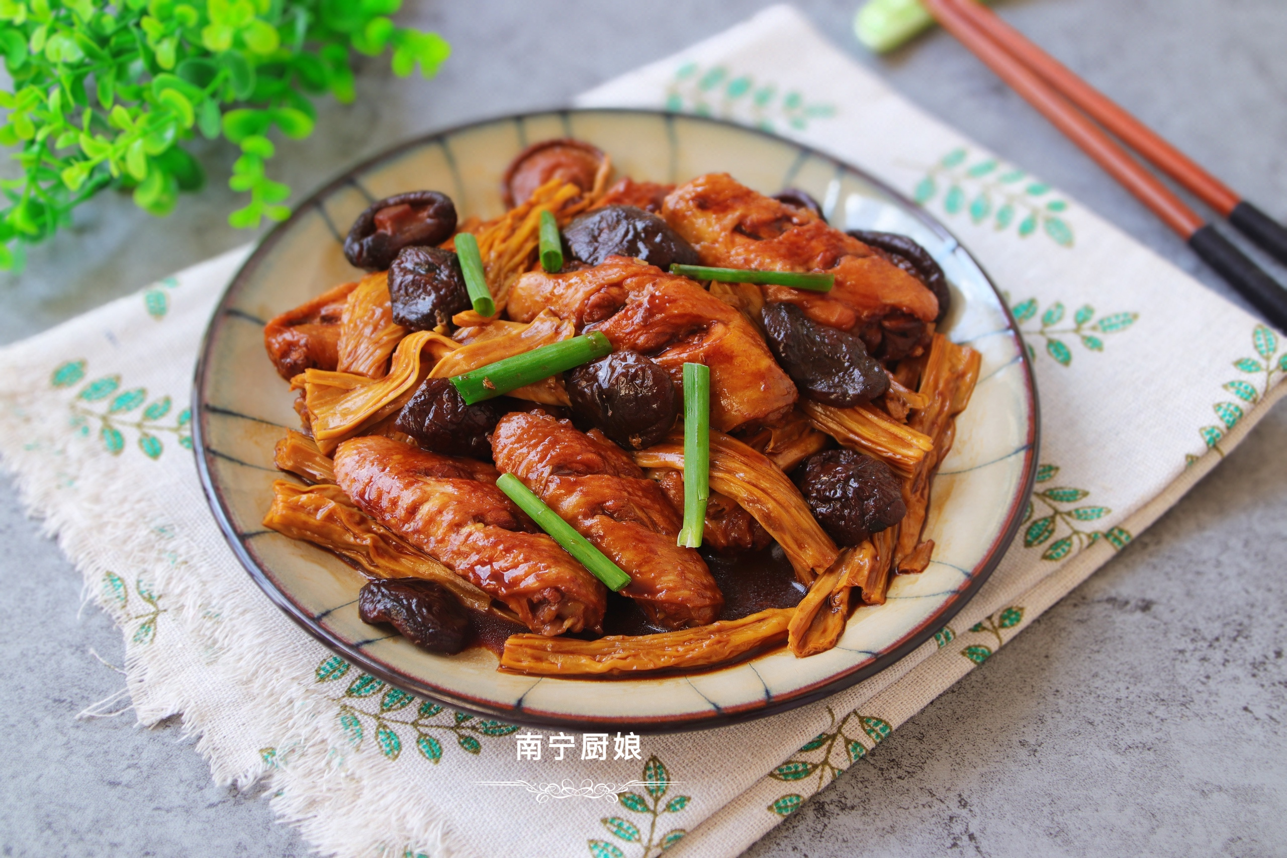 做红烧鸡翅，很多人下锅前就做错了，难怪做出来肉质发柴、腥味重