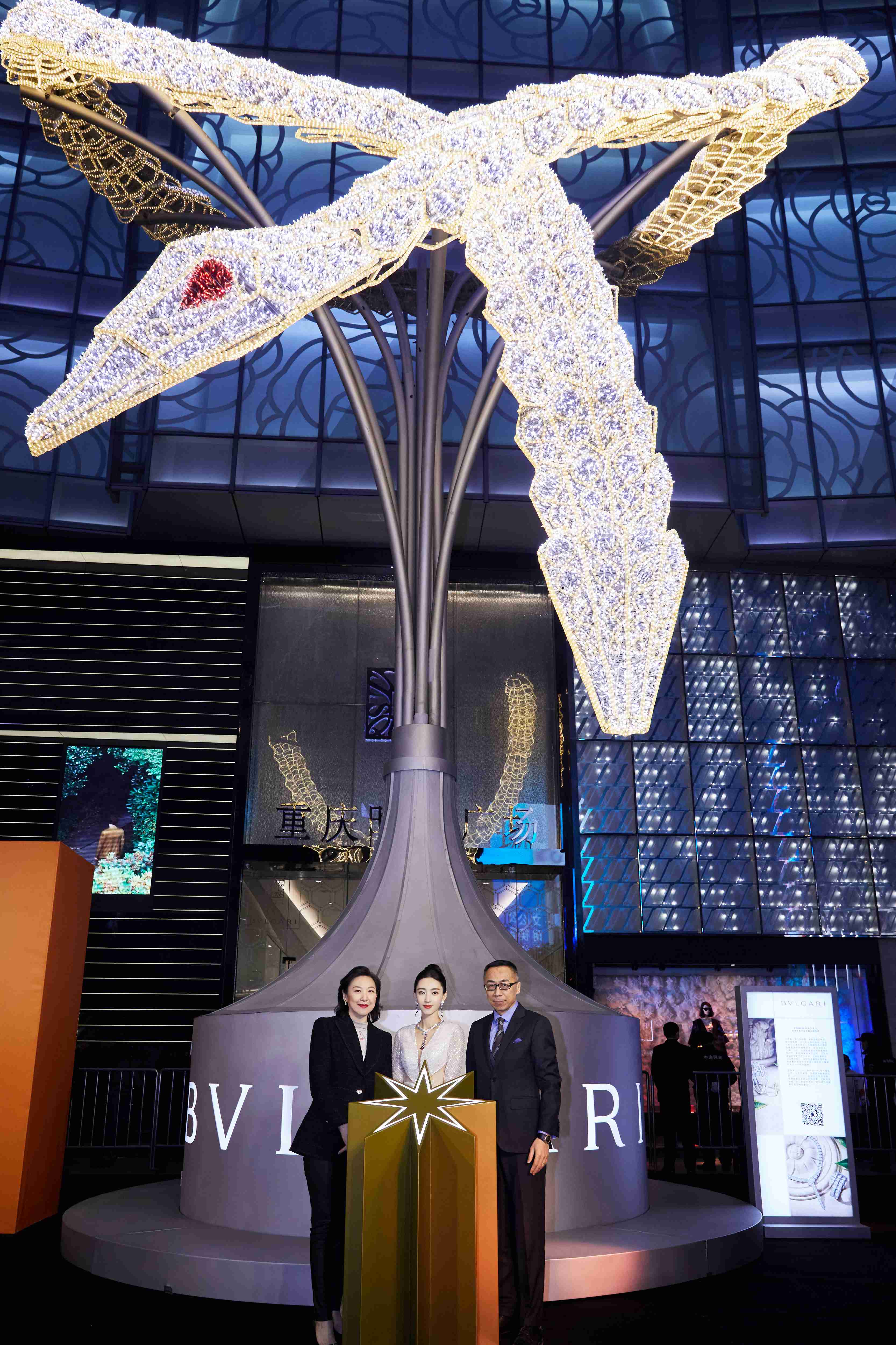 宝格丽蛇形灯光艺术装置闪耀重庆时代广场