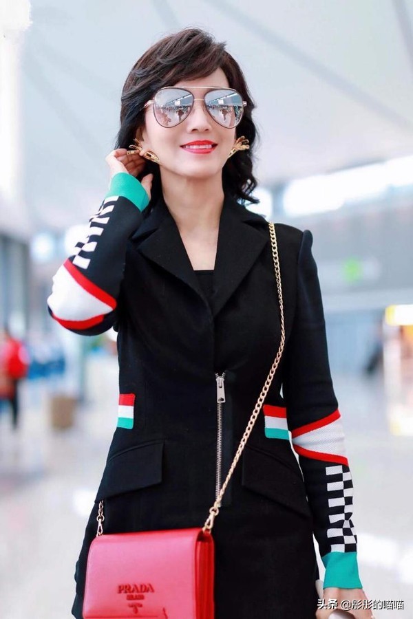 赵雅芝越老越敢穿，全身上下只穿一件西装，看