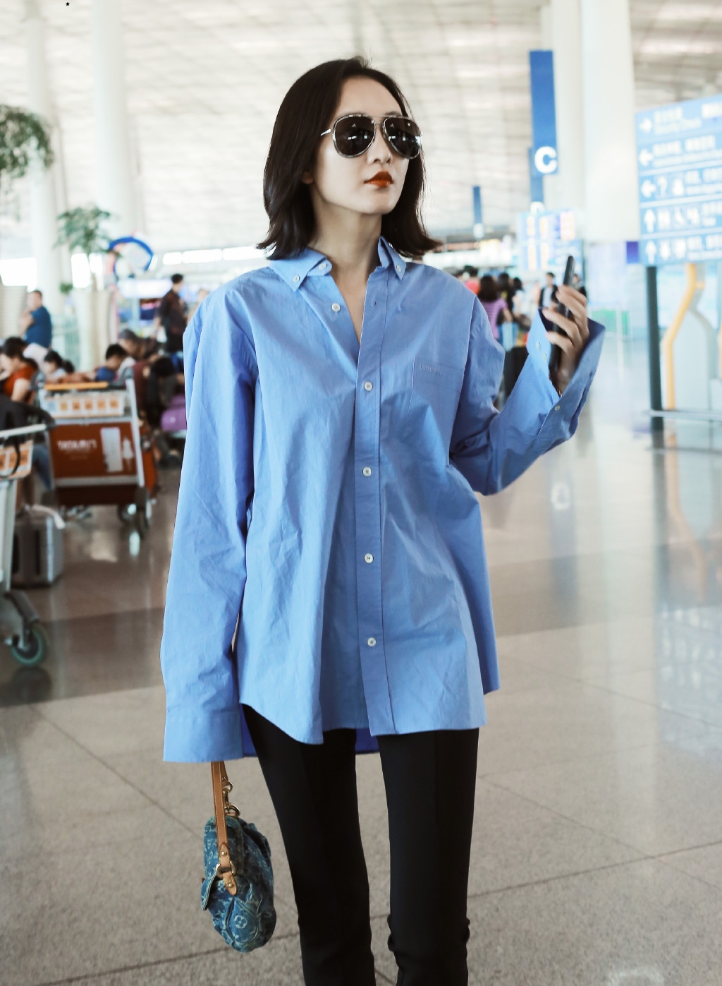 王鸥最新机场私服，蓝色衬衫搭配黑裤子，展现纤细身材显大方气质