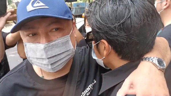黄鸿升追悼会现场：女友情绪几近崩溃，张钧甯贾静雯曹格哀伤落泪
