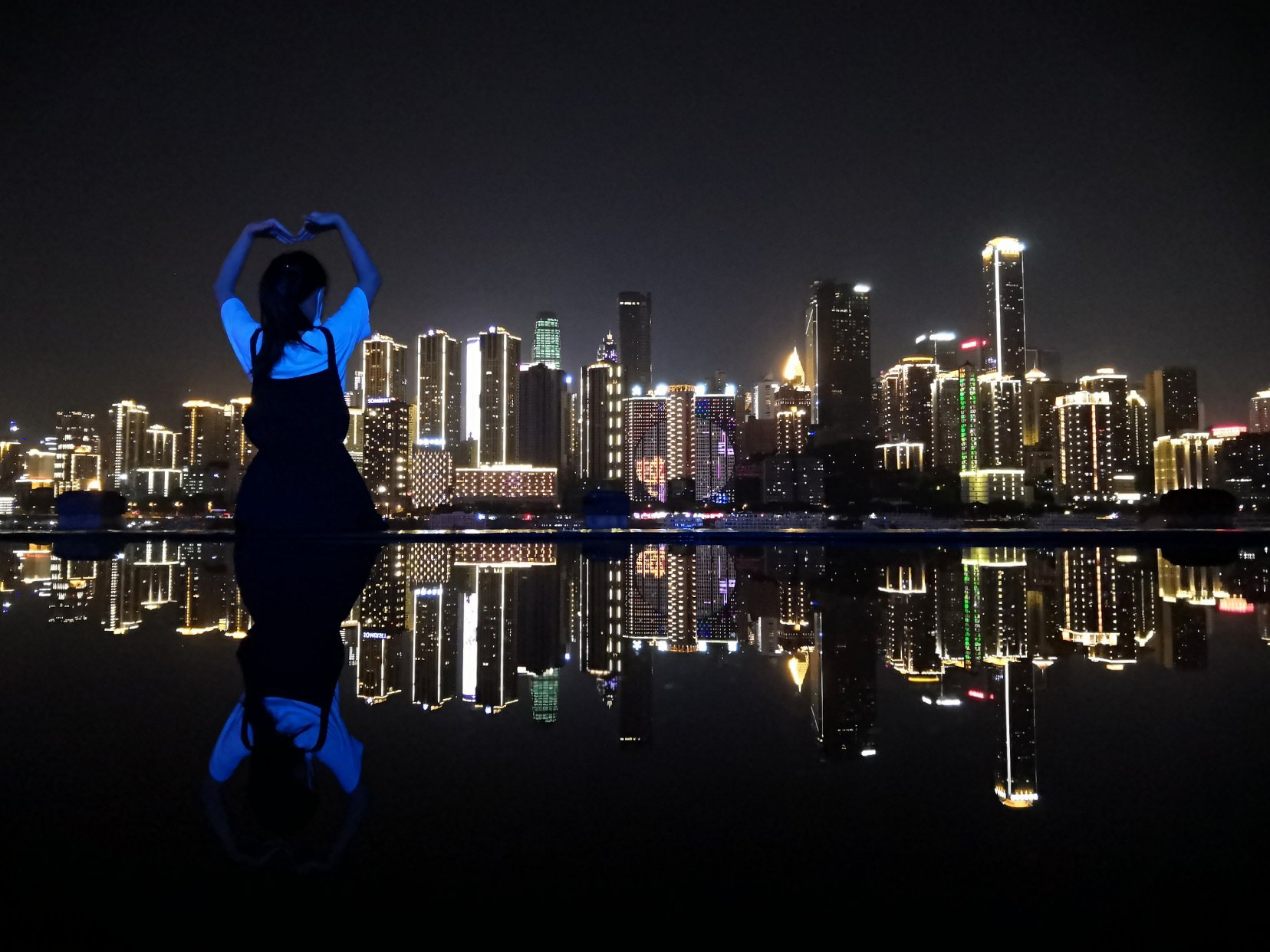 重庆南滨路天空之镜被吐槽，一个普通的小水池，还被当成宝贝