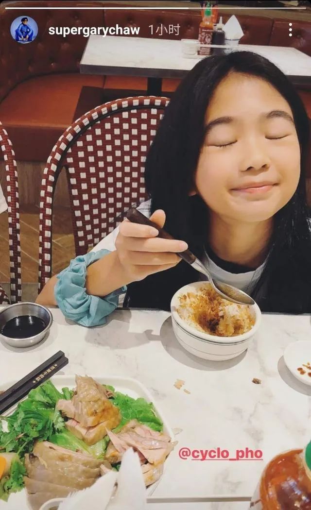 曹格9岁女儿大变样，五官长开眼睛变大，逆天长腿遗传妈妈好身材