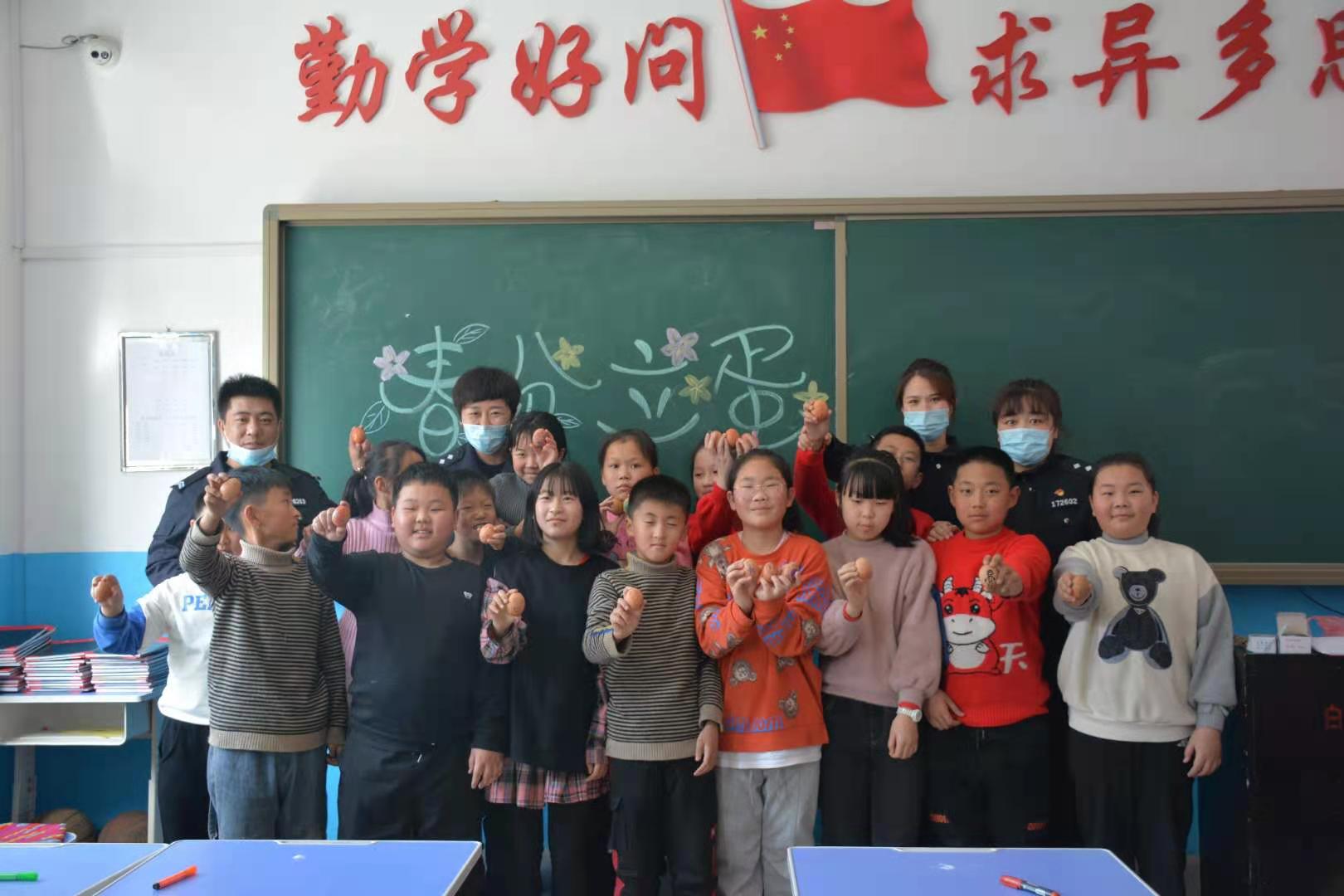 三道沟边境派出所开展送温暖进校园活动