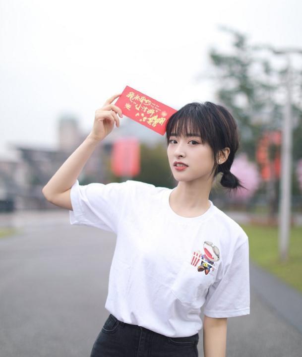 沈月近照简直像换了个人，大象腿变“筷子腿”，网友：逆袭了