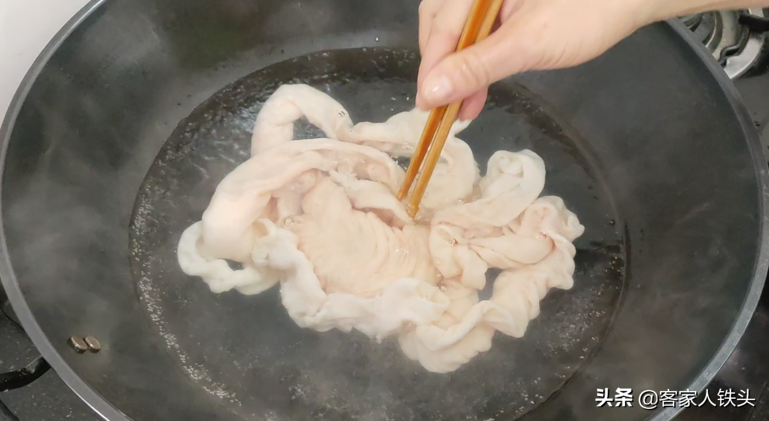 廣東人做肥腸確實好吃，掌握好3步，爽口不韌，孩子也越吃越愛吃