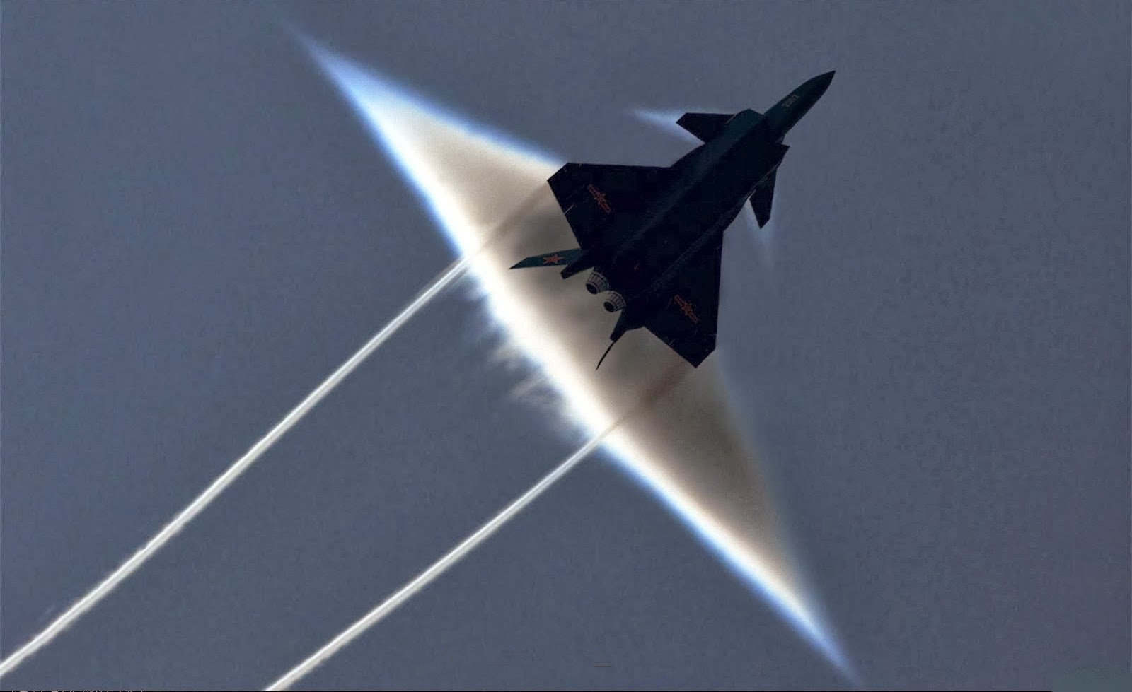 殲20飛不出音爆雲，表明它不能超音速，不如美國F22？