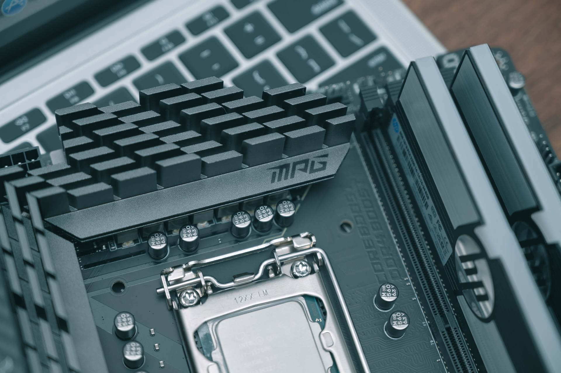 视觉设计的领跑者，不跟随的设计，微星Z590暗黑版上手体验