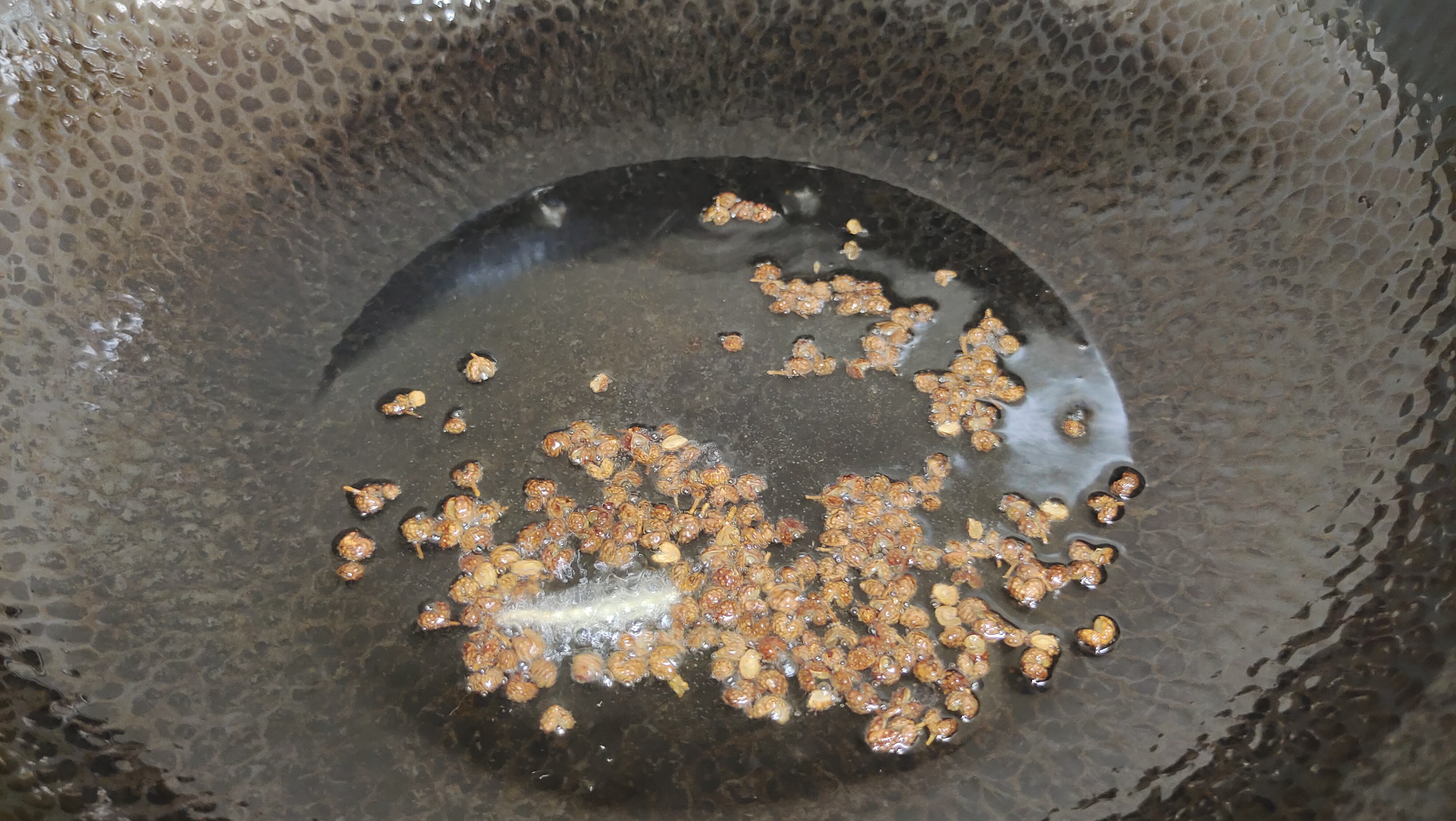 做油燜大蝦，很多人會做錯3步，難怪油不紅殼不脆，照此做才正宗