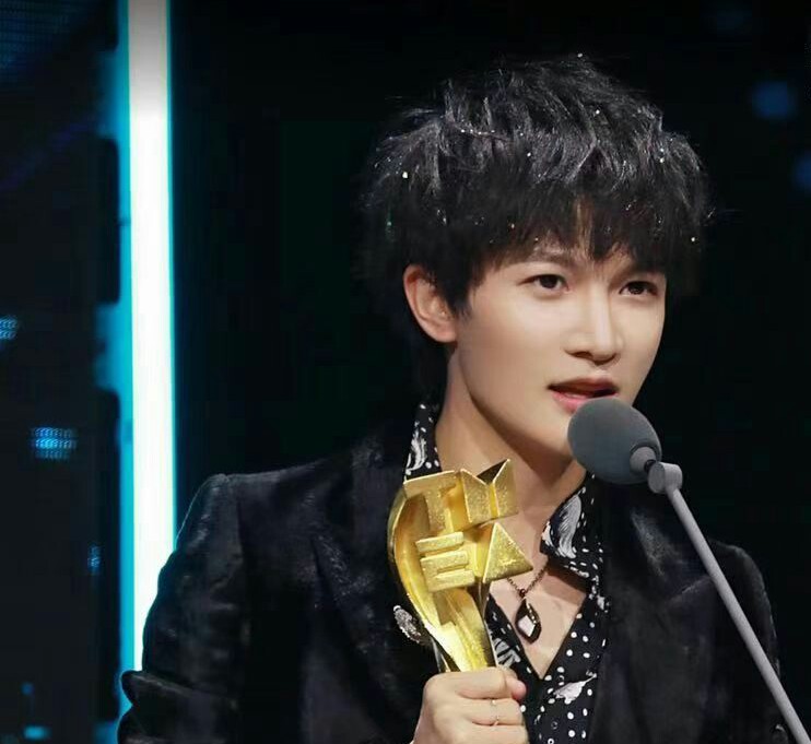 话筒|周深领奖时话筒自动下降 直言：这么可爱的话筒周深调皮