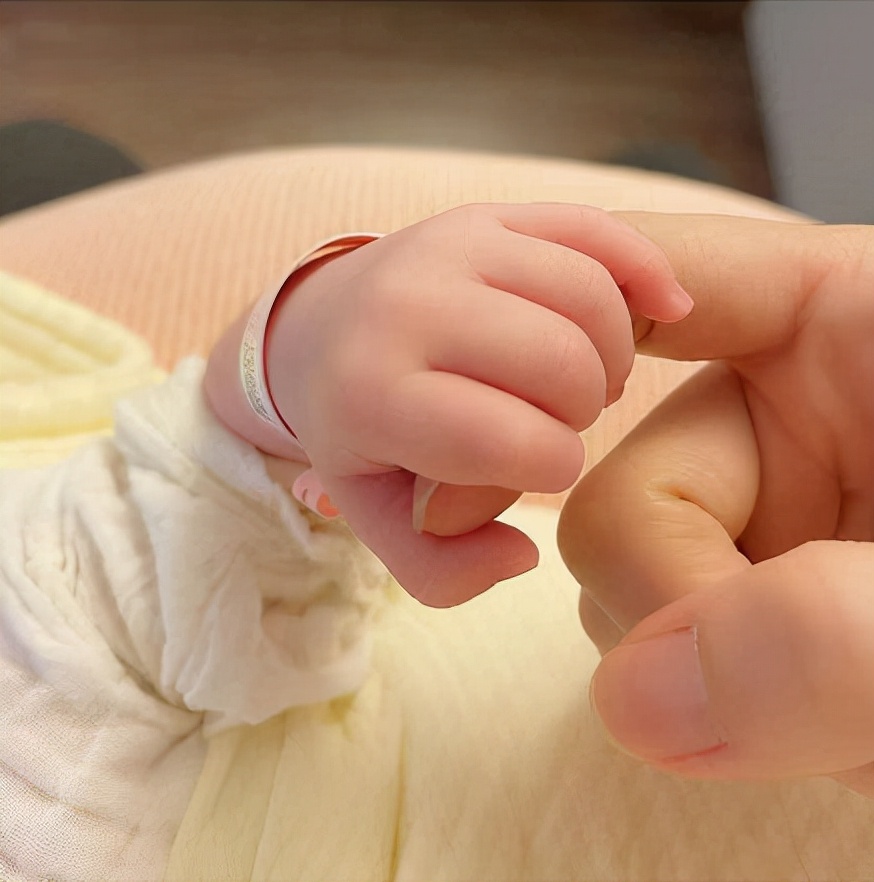 五月天怪兽官宣当爸，大方晒女儿正脸照，周杰伦阿信纷纷送祝福