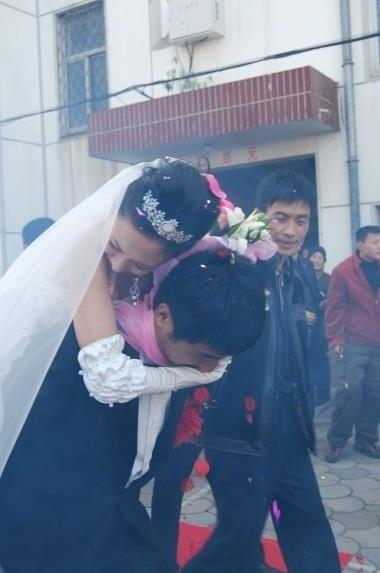 为爱失智自带奴性？又一对奇葩夫妻么