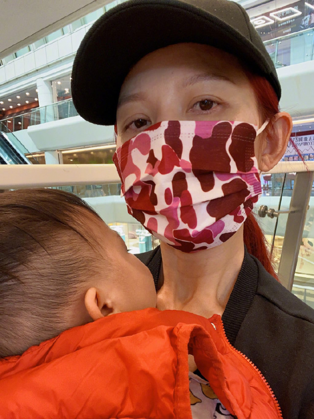 帶娃太辛苦！ 蔡少芬抱著熟睡的兒子逛街，雙眼佈滿紅血絲疲態盡顯