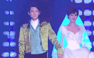 毛晓彤躲角落抽烟被拍，粉丝纷纷维护，杨颖抽