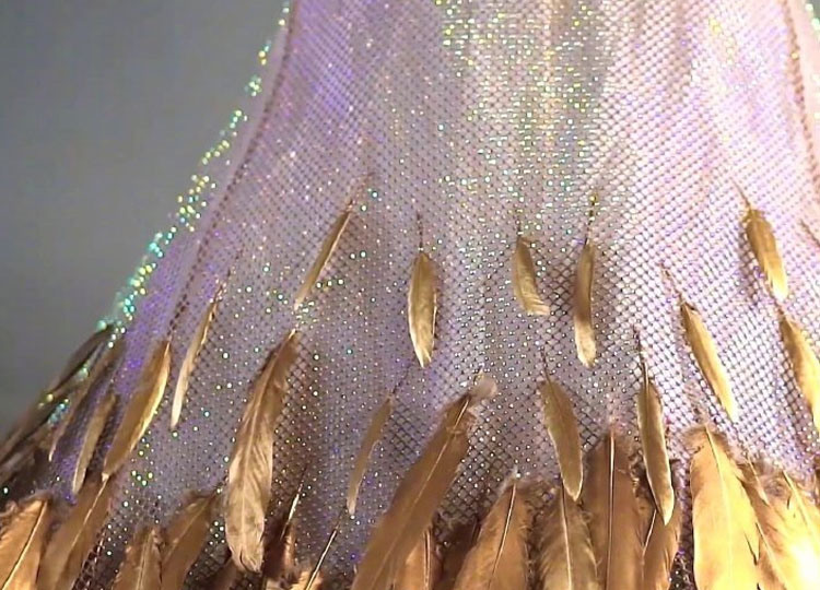 宋茜的金鹰女神礼服曝光，发光面料配金色羽毛，网友：一地鸡毛？
