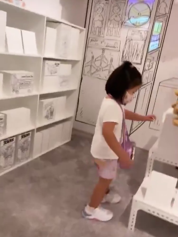 李亚男和女儿看展，全程负责当摄影师，gabby超爱拍照各种摆姿势