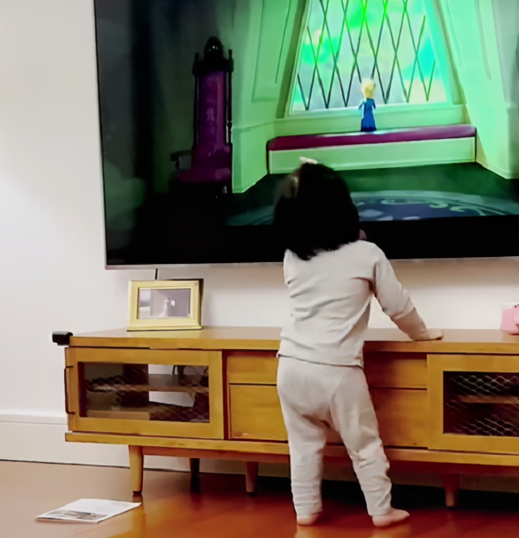 王祖藍大女兒唱冰雪奇緣插曲，展表演天賦，2歲還穿尿不濕引熱議