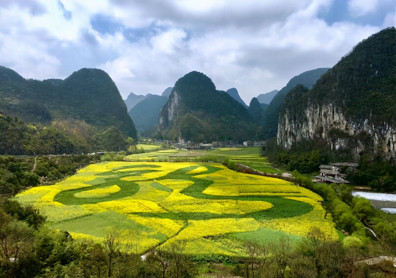 贵州在建一座大桥，双向6车道，是中国山区最宽的钢桁梁悬索桥