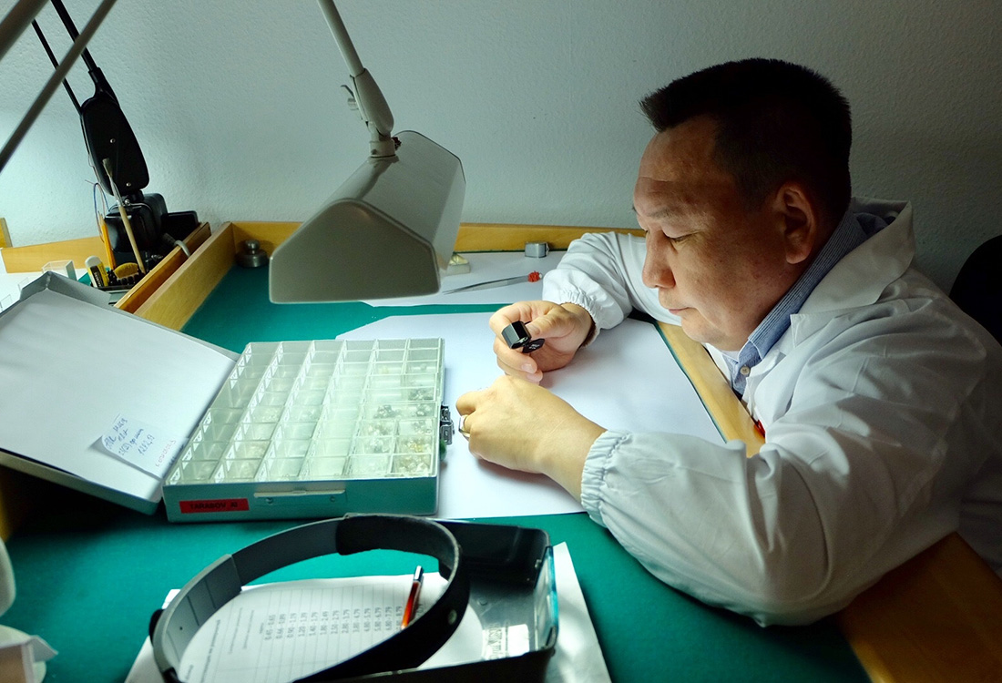 实拍俄罗斯最大钻石矿场，直击见证钻石诞生全过程，贵是有道理的