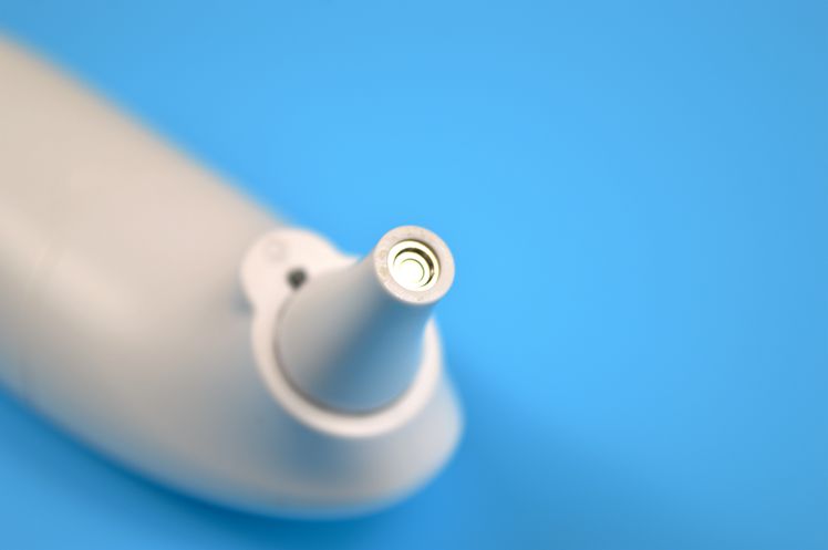 关爱孩子健康，发烧要准确测量体温，体验凡米耳温枪白瓷版