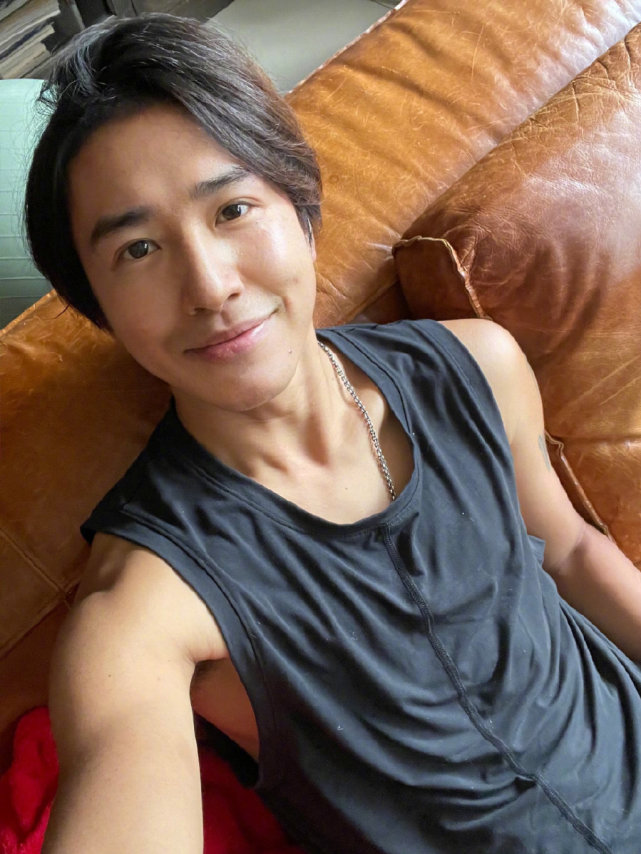 毫不在乎？欧弟刚刚才官宣离婚，郑云灿就骑机