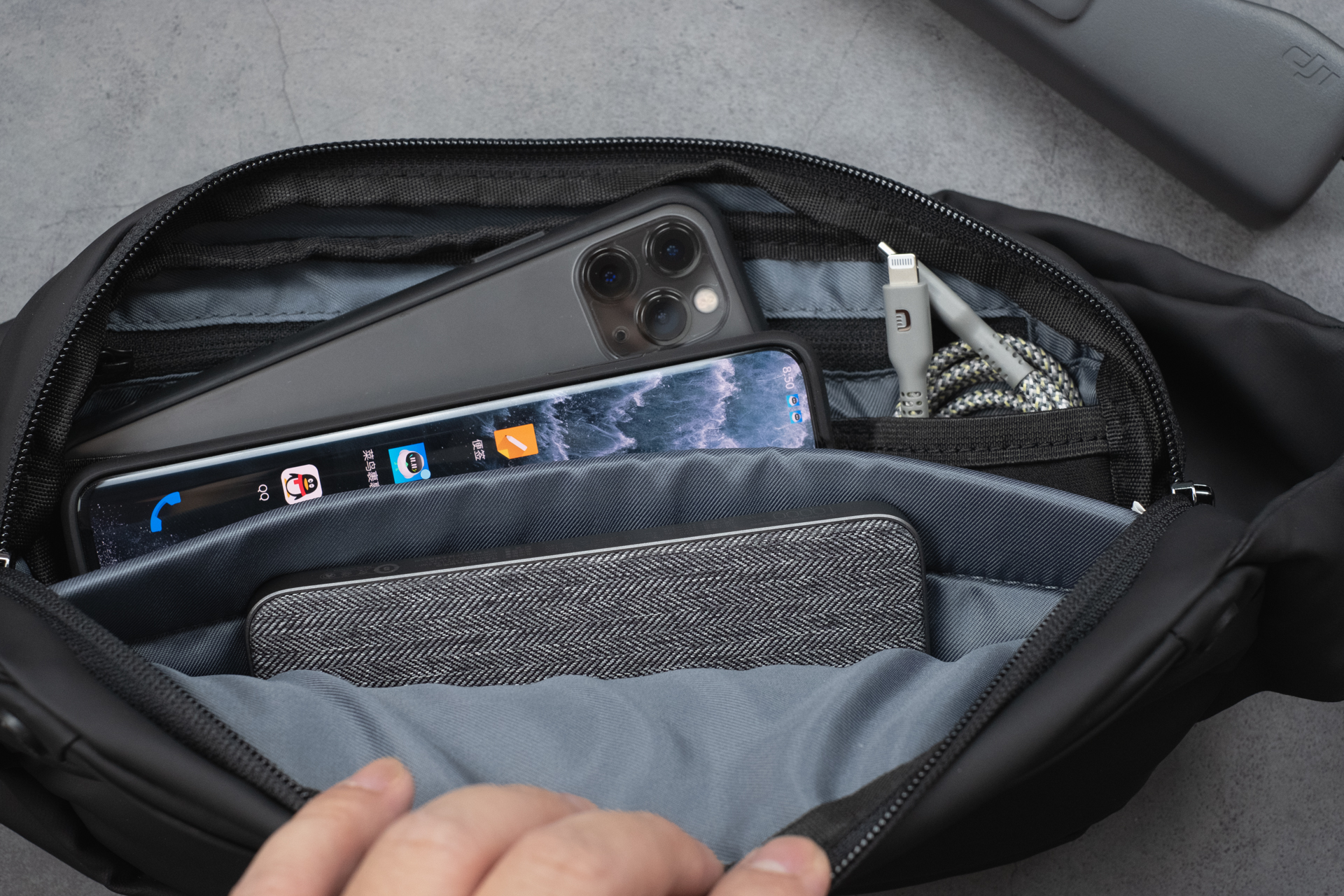 冬天背包太笨重？几何设计的斜挎包巨能装，全球众筹超1600万