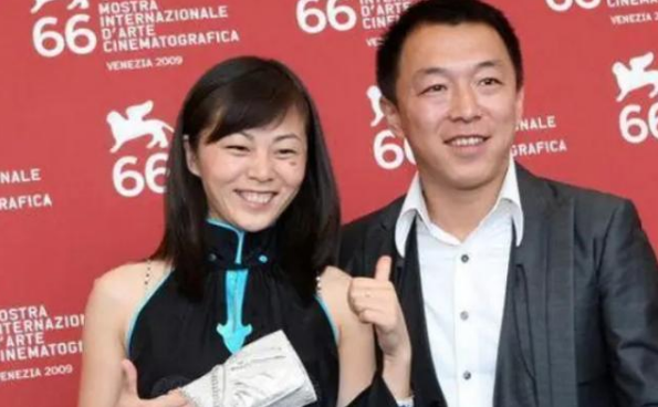 黄渤“隐藏”13年妻子，终于浮出水面，网友：难