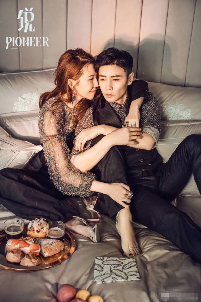 蔡少芬張晉合體拍大片，貼臉摟肩秀足恩愛，結婚13年仍如膠似漆