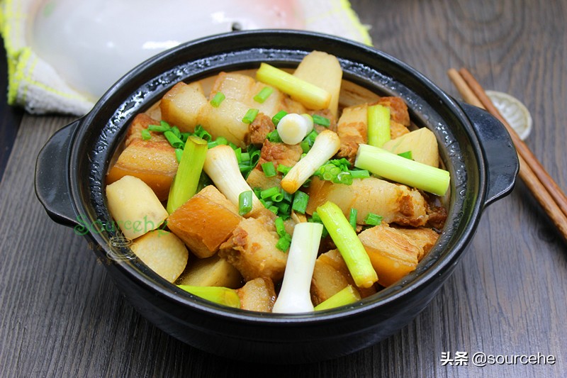 秋冬季，五花肉別紅燒，加山藥倒入砂鍋燉一燉，熱乎乎很暖胃