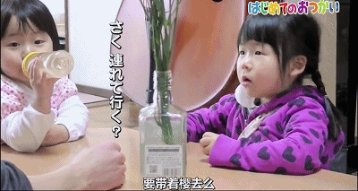 温暖！4岁和2岁姐妹花独自外出跑腿，这件事让大