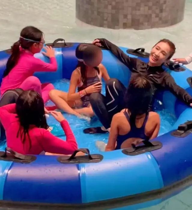 黎姿带3个女儿做善事，为独居长者送中秋礼物，人美心善超暖心