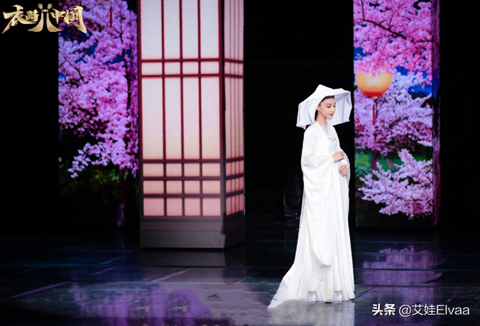 军嫂张馨予终于放弃种菜，穿衬衫玩失踪走机场，踩长靴竹竿腿吸睛