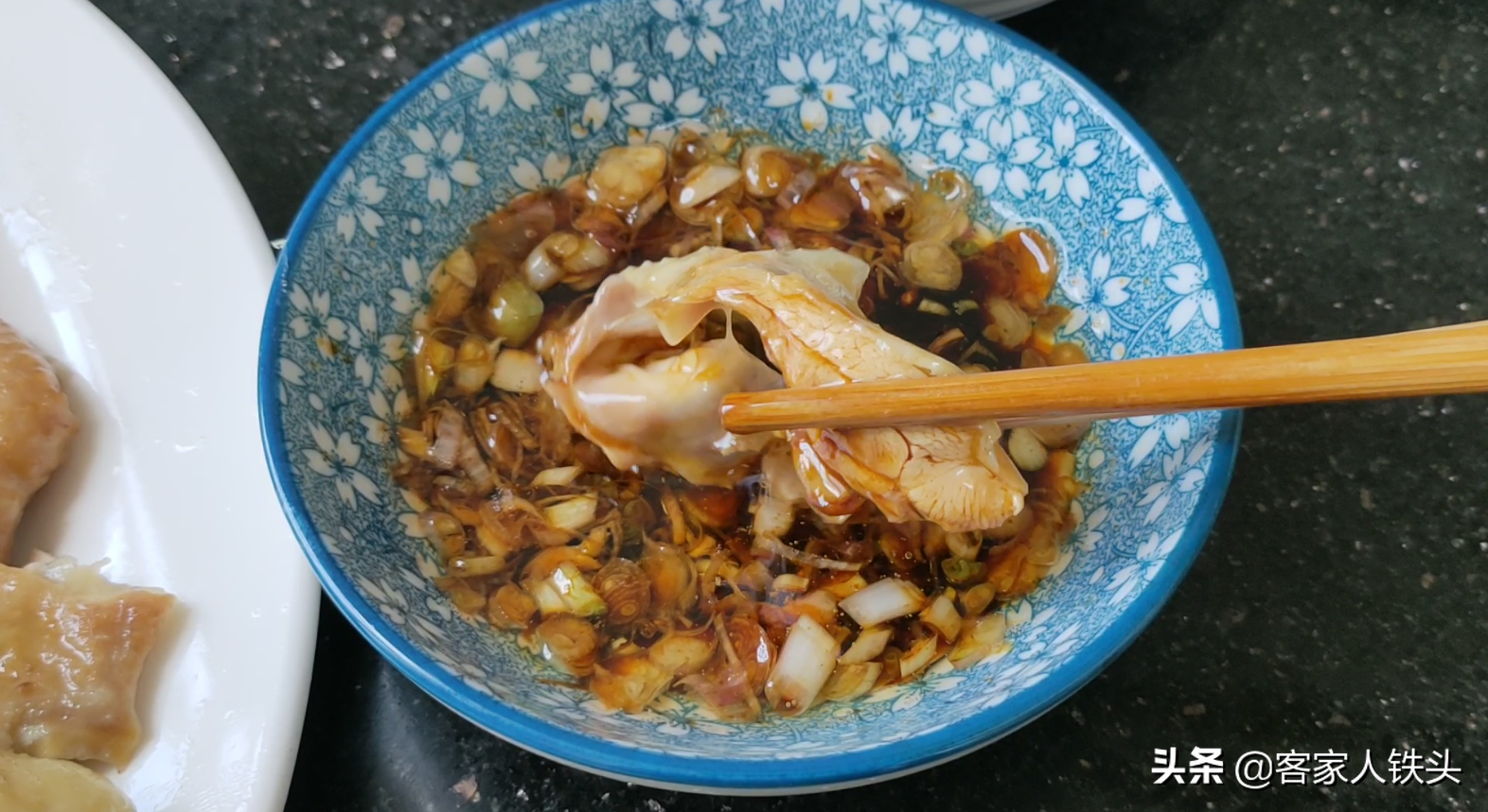年夜飯雞肉怎樣吃？ 教你廣式白切雞正確做法，配2種蘸料爽滑味美