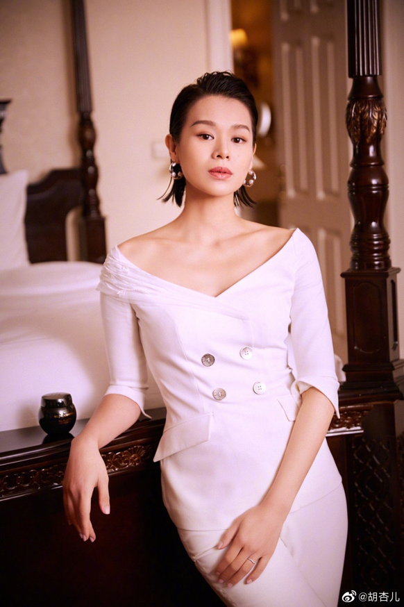 胡杏儿首晒三胎儿子正脸！脸颊红润饱满，一辆婴儿车用4年太节俭