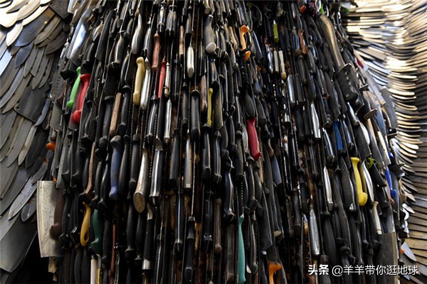 伦敦最著名天使雕像：由10万把刀制成，网友：这个天使有点凶