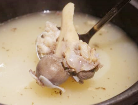 图片[6]-骨头汤怎样熬才浓白？大厨分享1个小妙招 汤色浓白鲜香特好喝-起舞食谱网